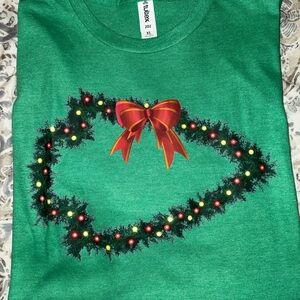 New Kansas City Chiefs XL Festive Green T-Shirt with Wreath Design